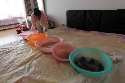 宜宾楼上漏水，住户失联，小区没物管，业主维权难！律师来支招……